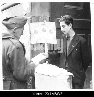 ITALYLIFE IN ALLIED-OCCUPIED NAPLES - The official Italian handbook on sale at a street stall, British Army Stock Photo