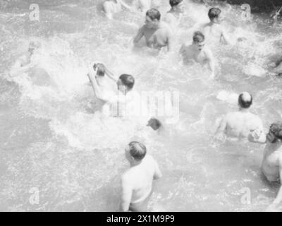 ON BOARD TROOP TRANSPORTS AT SEA. AUGUST 1941, ON AN AFRICAN TROOP CONVOY. - The swimming pool aboard a transport, Stock Photo