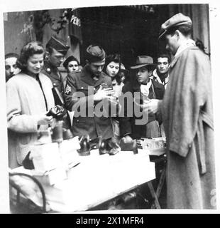 ITALYLIFE IN ALLIED-OCCUPIED NAPLES - Naples also has its Petticoat Lane, the covered street market, British Army Stock Photo