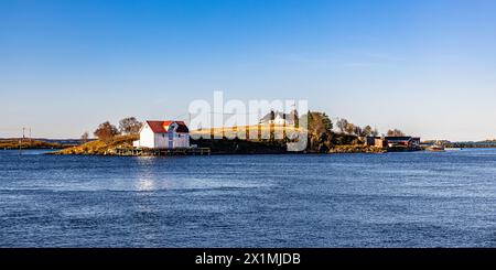 Blick auf die Gemeinde Bronnoysund an der norwegischen Küste. (Bronnoysund, Norwegen, 19.10.2023) Stock Photo