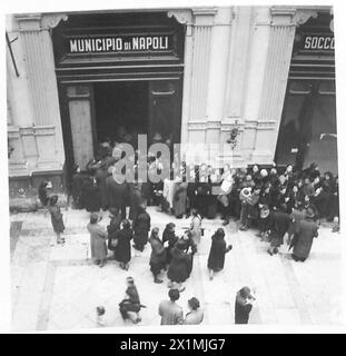 ITALYLIFE IN ALLIED-OCCUPIED NAPLES - There is poverty in Naples. People line up for Public Assistance money, British Army Stock Photo