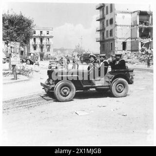 FIFTH ARMY : ANZIO BRIDGEHEAD SAILORS TOUR FIFTH ARMY POSITIONS - The four sailors passing shelled buildings in Anzio in their borrowed Jeep, British Army Stock Photo