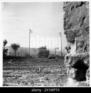 ITALY : EIGHTH ARMY ENTRY INTO ORTONA - A Sherman tank patrols the southern outskirts of the town, British Army Stock Photo