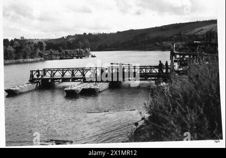 BUILDING A CLASS 40 FLOATING BAILEY BRIDGE OVER THE SEINE - Preparing pontoon section for the bridge, British Army, 21st Army Group Stock Photo