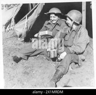 ITALY : FIFTH ARMYMODERN FLORENCE NIGHTINGALE ON THE ANZIO FRONT - Frontline Nurses of British and America:- Sister E.C. Cowell of 3 Hoddart Terrace, Birtley, Co.Durham, England, and Miss R.E. Donahoe of the American Field Surgical Team drinking their morning tea from mess tins after coming off night duty, British Army Stock Photo