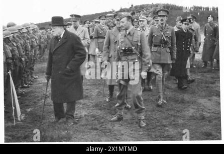 THE ALLIED ARMIES IN BRITAIN, 1940-1945 - Winston Churchill inspecting troops drawn up on the hillside after taking part in the 'battle'. General Sikorski is in the middle background (wearing a square hat) and General de Gaulle can be seen behind him (wearing a kepi). General Andrew Thorne, the GOC Scottish Command, is obscured by an officer in the middle foreground. The Prime Minister witnessed a tank demonstration in which he was shown the capabilities of various armoured fighting vehicles over rough country near Frensham, Surrey. With him were General Władysław Sikorski, the Prime Minister Stock Photo