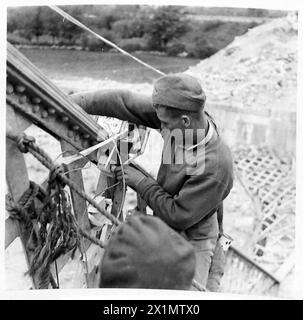 ITALY : EIGHTH ARMY FRONTBRIDGE BUILDING - Spr. Whyman of Beckenham, inserts the primers, British Army Stock Photo