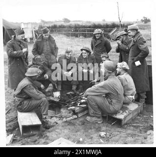 ITALY : FIFTH ARMYANZIO BRIDGEHEAD - American and British troopsexchange stories over a fire on the Anzio front, British Army Stock Photo