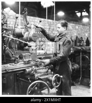 THE ACTIVITIES OF THE ROYAL ELECTRICAL AND MECHANICAL ENGINEERS - Craftsman Pennington of Newtownstewart, Co.Tyrone an 18 year old turner and machinist, British Army Stock Photo