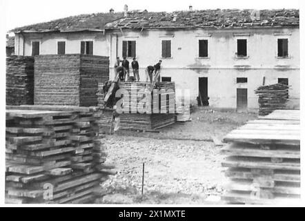 EIGHTH ARMY : ITALIAN PIONEER LABOUR COMPANY - Italian pioneers, under South African supervision, at work on the R.E. Dump, British Army Stock Photo