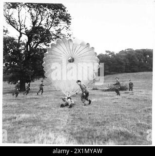 PARACHUTE TRAINING DEPOT & SCHOOL AIRBORNE FORCES - A party under instruction in parachute control, British Army Stock Photo