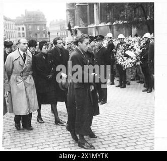 CEREMONIAL FUNERAL OF BRUSSELS POLICE SHOT BY THE GERMANS - Mourners walking to the Cathedral , British Army, 21st Army Group Stock Photo