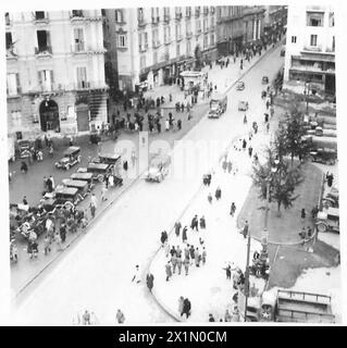 ITALYLIFE IN ALLIED-OCCUPIED NAPLES - A view of the Via Roma, British Army Stock Photo