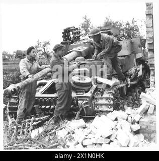 ITALY : EIGHTH ARMY FRONT - Men of the 3rd Field Coy., Royal Canadian Engineers carrying detectors, accompany the infantry, British Army Stock Photo