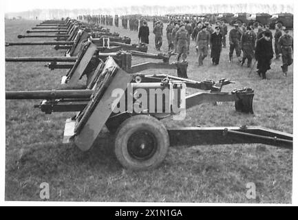 THE PRIME MINISTER IN YORKSHIRE - The Prime Minister walking past the 17-pounder Anti-Tank guns of an Anti-Tank Regiment, British Army Stock Photo