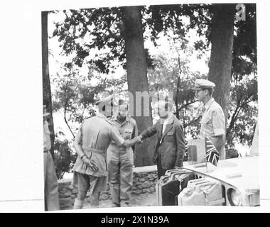 EIGHTH ARMY : GENERAL ALEXANDER INSPECTS ART TREASURES - General Alexander shakes hands with Sesaro Fascia, an official of the Uffizi Gallery in Florence, who has been looking after the paintings, British Army Stock Photo