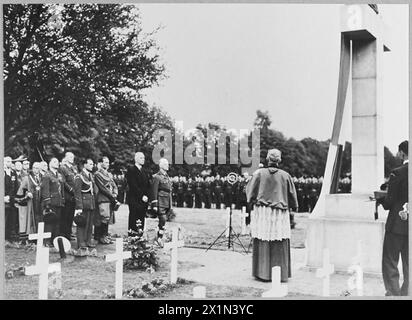 THE POLISH AIR FORCE IN BRITAIN, 1940-1947 - Archbishop Józef Gawlina giving an eulogy at the Polish Air Force memorial unveiling ceremony at the Newark-on-Trent cemetery, probably 15-17 July 1941.General Władysław Sikorski, the C-in-C of the Polish Armed Forces, and President Władysław Raczkiewicz are both standing in front of the memorial. Amongst the officers on the left is Air Vice Marshal Stanisław Ujejski, the General Inspector of the Polish Air Force, Royal Air Force, Polish Air Force, Sikorski, Władysław, Gawlina, Józef, Raczkiewicz, Władysław, Ujejski, Stanisław Stock Photo