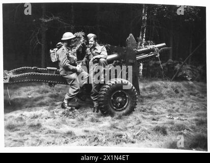 THE ALLIED ARMIES IN BRITAIN, 1940-1945 - A Polish gunner attached to the 229th Field Battery of the 58th Field Regiment, Royal Artillery chatting with one of the British gunners to improve his knowledge of the English language by their 25 pounder artillery gun, 25 August 1940. Photograph taken during an exercise between Northland and Southland armies near Bawtry, British Army, British Army, Royal Artillery, Polish Army, Polish Armed Forces in the West, 1st Corps Stock Photo