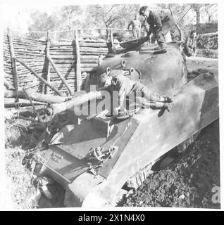 ITALY : FIFTH ARMYRECOVERY OF A SHERMAN TANK - The tank after being hauled on to its tracks , British Army Stock Photo