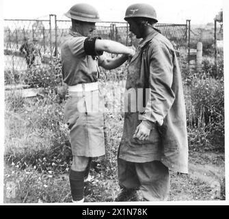 FIFTH ARMY : ANZIO BRIDGEHEAD OFFENSIVE - A prisoner is searched , British Army Stock Photo