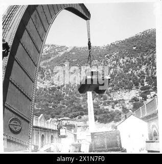 ON BOARD AN AFRICAN BOUND SHIP IN CONVOY - Unloading Valentine tanks , British Army Stock Photo