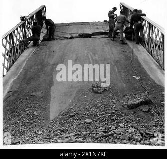 ITALY : EIGHTH ARMY FRONTBRIDGE BUILDING - The finishing touches are put on the charges in the top panels, British Army Stock Photo