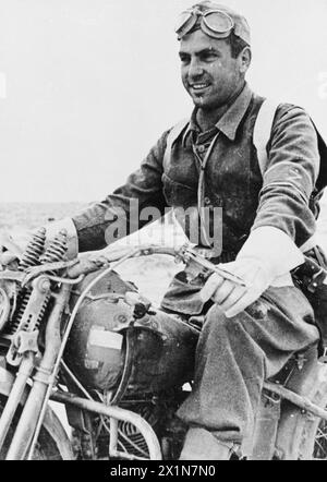 THE POLISH ARMY IN THE SIEGE OF TOBRUK, 1941 - A Military Policeman of the Polish Independent Carpathian Rifles Brigade on his Harley-Davidson motorcycle in Tobruk, October 1941, Polish Army, Polish Armed Forces in the West, Independent Carpathian Rifles Brigade, Rats of Tobruk Stock Photo