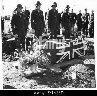 THE ALLIED ARMIES IN THE TUNISIA CAMPAIGN, NOVEMBER 1942-MAY 1943 - American guard of honour with the coffin during the burial service at the cemetery, 26 January 1943. On 25 January 1943 an aircraft taking fourteen Allied war correspondents to the Casablanca Conference mistakenly flew over Larache in Spanish Morocco and was fired on by a Spanish anti-aircraft battery. The correspondents huddled on the floor of the plane as hits were registered on the wings and fuselage. One tracer bullet which came through the fuselage struck Edouard (Eddie) Beaudry, the correspondent and broadcaster for the Stock Photo