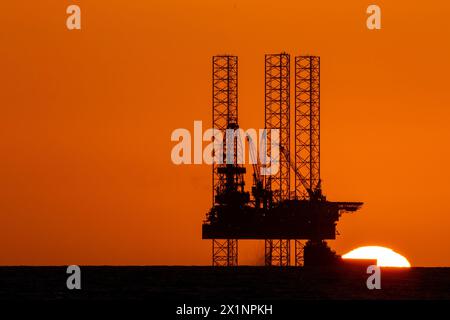Southport, Merseyside, 04/17/2024 A beautiful sunset nestles into the ...