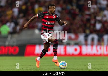 RIO DE JANEIRO, BRAZIL - APRIL 17: BRUNO HENRIQUE of Flamengo runs with the ball during the match between Flamengo and Sao Paulo as part of Brasileirao 2024 at Maracana Stadium on April 17, 2024 in Rio de Janeiro, Brazil. Stock Photo