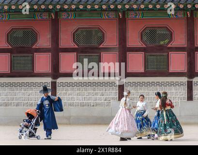 Seoul, South Korea. 17th Apr, 2024. Tourists wearing traditional Korean hanbok are visiting Gyeongbokgung Palace, the royal palace of the Joseon Dynasty (1392-1910), in Seoul. Gyeongbokgung Palace was built three years after the Joseon Dynasty (1392-1910), located north of Gwanghwamun Square, was founded and served as a royal palace. Gyeongbokgung Palace is located in the center of the capital of Korea. Credit: SOPA Images Limited/Alamy Live News Stock Photo