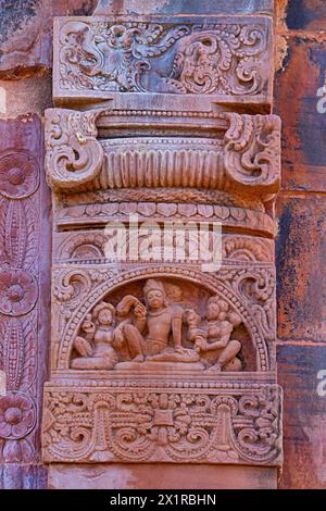 Carved Sculpture of Lord Vishnu With servant on the Pillar. Dashavatar Temple, Deogarh, Lalitpur, Uttar Pradesh, India. Stock Photo