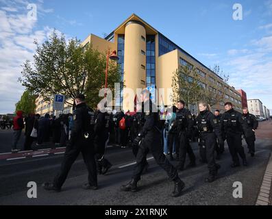 18 April 2024, Saxony-Anhalt, Halle (saale): Police walk in front of the justice center. Björn Höcke, chairman of the Thuringian AfD, has to answer to the Halle district court. He is charged with using the symbols of unconstitutional and terrorist organizations. Photo: Hendrik Schmidt/dpa Stock Photo