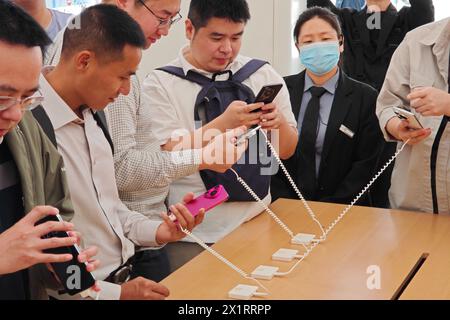 SHANGHAI, CHIAN - APRIL 18, 2024 - Customers experience various functions and features of Huawei's newly released Pura70 mobile phone at the Huawei fl Stock Photo