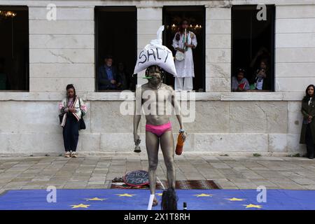 Italy, Venice, April 17, 2024 : An artist performs out of Arsenale during the 60th Venice Art Biennale in Venice on April 17, 2024.  The 60th International Art Exhibition will be open to the public from April 20 to November 24 and will be titled 'Strangers Everywhere'. Venice, Italy    Photo © Ottavia Da Re/Sintesi/Alamy Live News Stock Photo