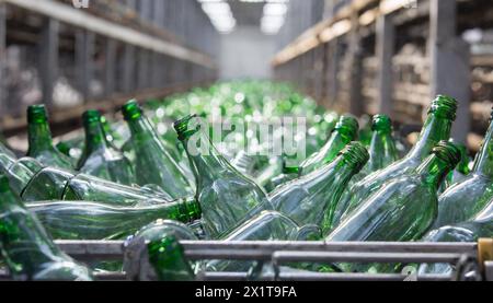 Leere Flaschen Aus Glas In Einem Recyclingbetrieb Digital Bearbeitet leere-flaschen-aus-glas-in-einem-recyclingbetrieb-digital-bearbeitet