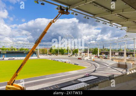 Heinz-Steyer-Stadion Die Landeshauptstadt Dresden baut das Stadion zu einer modernen und multifunktionalen Sport- und Veranstaltungsstätte für den Leistungs- und Breitensport um. Nutzungsschwerpunkte werden weiterhin Leichtathletik, American Football und Fußball sein. Nach der Fertigstellung wird das Heinz-Steyer-Stadion eine der wenigen Arenen in Deutschland sein, die den Ansprüchen für nationale und internationale Leichtathletikmeisterschaften erfüllt. ãÄÄ Das Stadion erhält 5.000 überdachte Sitzplätze. Die Zuschauerkapazität kann temporär auf bis zu 15.000 Personen durch mobile Tribünen in Stock Photo