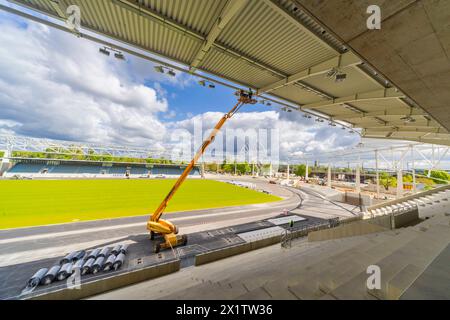 Heinz-Steyer-Stadion Die Landeshauptstadt Dresden baut das Stadion zu einer modernen und multifunktionalen Sport- und Veranstaltungsstätte für den Leistungs- und Breitensport um. Nutzungsschwerpunkte werden weiterhin Leichtathletik, American Football und Fußball sein. Nach der Fertigstellung wird das Heinz-Steyer-Stadion eine der wenigen Arenen in Deutschland sein, die den Ansprüchen für nationale und internationale Leichtathletikmeisterschaften erfüllt. ãÄÄ Das Stadion erhält 5.000 überdachte Sitzplätze. Die Zuschauerkapazität kann temporär auf bis zu 15.000 Personen durch mobile Tribünen in Stock Photo