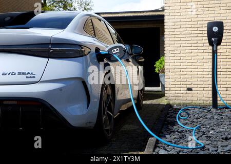 17-04-2024 The BYD Seal 3.8S is the biggest competitor of the Tesla Model 3. However, BYD sells more electric cars worldwide than Tesla. Charging at home at a 22KW Zaptec charging station. COPYRIGHTS ANP / Hollandse Hoogte / Andy Smulders netherlands out - belgium out Stock Photo