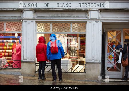 Rain, Shopping, Bayonne, Aquitaine, Pyrénées-Atlantiques, Basque country, 64, France. Stock Photo