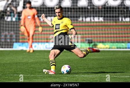 Bundesliga, Borussia Park Mönchengladbach: Borussia Mönchengladbach vs Bor. Dortmund; Nico Schlotterbeck (BVB) Stock Photo