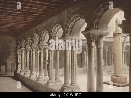 romanische Kreuzgang des 12. Jahrhunderts, Kathedrale Saint-Sauveur, Aix-en-Provence, Frankreich, um 1890, Historisch, digital restaurierte Reprodukti Stock Photo