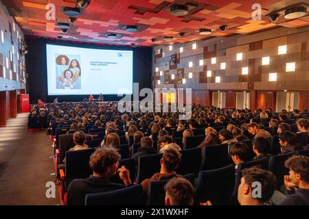 Wien, Österreich. 18. April 2024. Zeitzeuginnengespräch mit KZ-Überlebender Dr. Eva Umlauf im Gartenbaukino Wien. Eva Umlauf wird 1942 im slowakischen Arbeitslager für Juden in Novaky geboren, 1944 nach Auschwitz deportiert und überlebt als eines der wenigen Kinder das KZ. Sie ist einer der jüngsten Überlebenden der Shoah. Vienna *** Vienna, Austria 18 April 2024 Contemporary witness talk with concentration camp survivor Dr. Eva Umlauf at Gartenbaukino Vienna Eva Umlauf was born in 1942 in the Slovakian labour camp for Jews in Novaky, deported to Auschwitz in 1944 and is one of the few childre Stock Photo