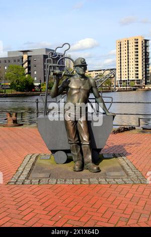Bronze life-sized statue of a coal miner - From Pit to Port -  by artist John Clinch, Britannia Quay.  Cardiff Bay. Taken 2024 Stock Photo