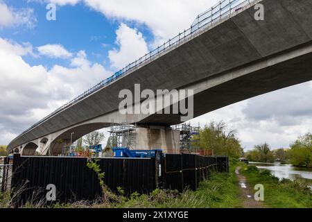 London, UK. 16th April, 2024. The part-constructed Colne Valley viaduct for the HS2 high-speed rail link is pictured above the Grand Union Canal. The viaduct will carry HS2 across lakes and watercourses in the Colne Valley Regional Park. Credit: Mark Kerrison/Alamy Live News Stock Photo