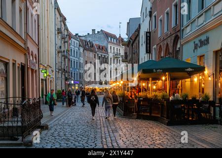 Szczytna Street with restaurant in the evening light in Toruń (Thorn, Torun) in the Kujawsko-Pomorskie Voivodeship of Poland Stock Photo