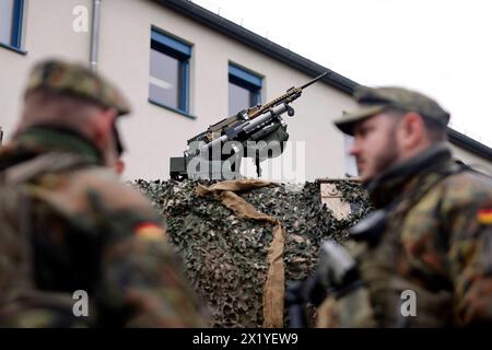 Ein aus dem Fahrzeuginneren ferngesteurtes Waffenmodul mit Sensoreinheit montiert auf einem Dingo der Bundeswehr beim Besuch von Bundesverteidigungsminister Boris Pistorius SPD im Zentrum Operative Kommunikation der Cybertruppe. Bei dem Besuch informiert sich der Minister über die Fähigkeiten der Operativen Kommunikation der Bundeswehr. Mayen, 16.04.2024 Rheinland-Pfalz Deutschland *** A remote-controlled weapon module with sensor unit mounted on a Bundeswehr Dingo during a visit by Federal Minister of Defense Boris Pistorius SPD to the cyber forces Operational Communications Center During the Stock Photo