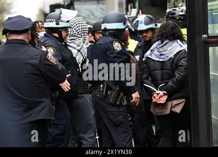 New York, New York, USA. 18th Apr, 2024. Over 100 protesters were arrested this afternoon on the campus of Columbia University following 2 days of disruptions and conflicts with the administration and the NYPD. This was a reaction to the university's president, Minouche Shafik's appearance in Washington on the topic of antisemitism during the ongoing conflict in Israel and Gaza. (Photo: Andrea RENAULT/Zuma Press) (Credit Image: © Andrea Renault/ZUMA Press Wire) EDITORIAL USAGE ONLY! Not for Commercial USAGE! Stock Photo