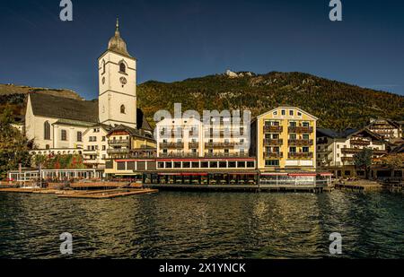 View from Lake Wolfgang to the old town of St. Wolfgang with the parish and pilgrimage church, the beach and the hotel &quot;Im Weissen Rössl&quot;, S Stock Photo