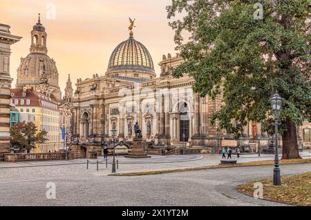 Art gallery in the Lipsius Building on Georg-Treu-Platz with the Frauenkirche Dresden at dusk, Saxony, Germany Stock Photo